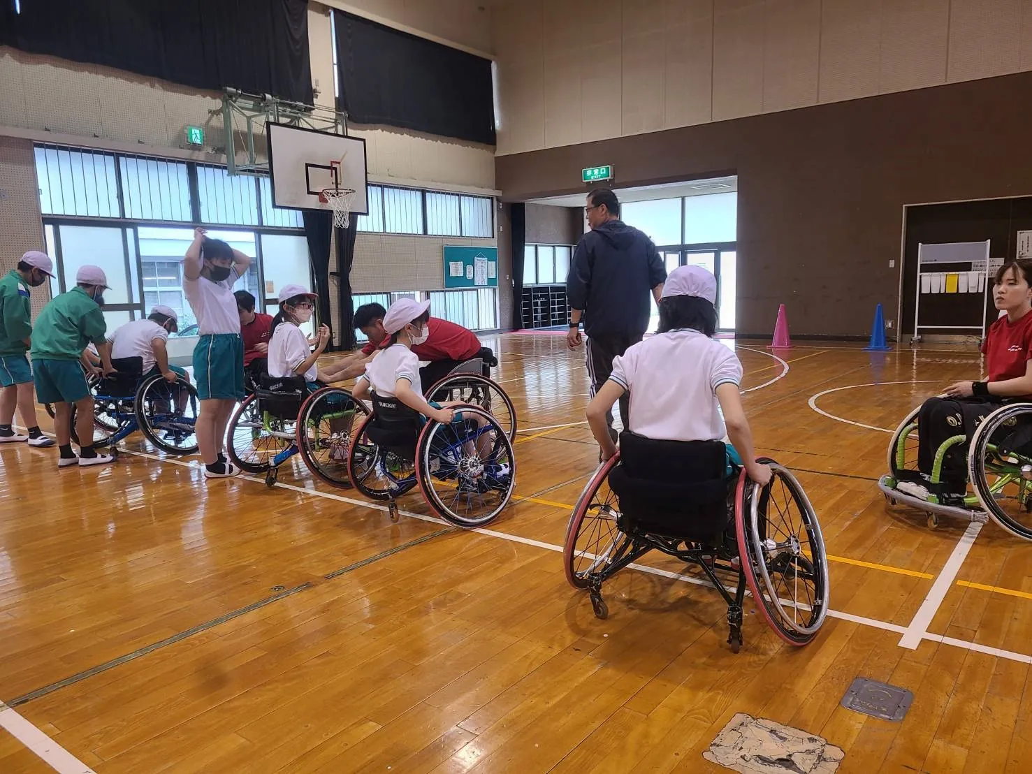 小学生が体験型の講演で学んでいる様子