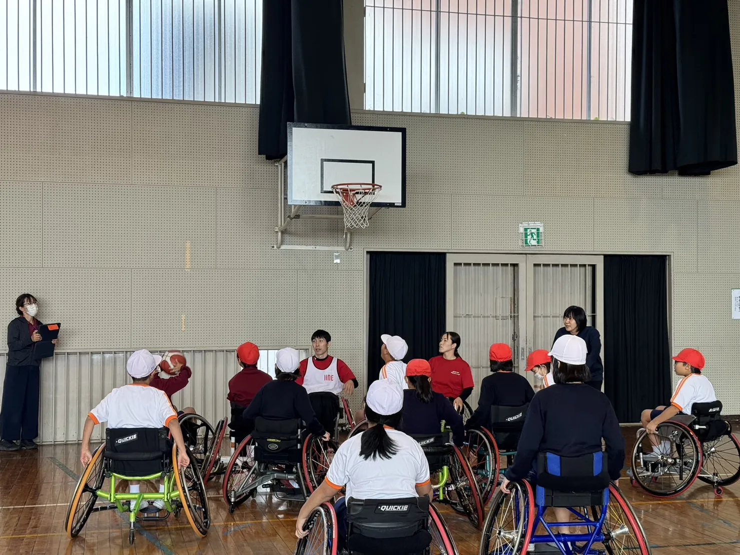 スポーツフェスティバルで体育館に集まった参加者の様子